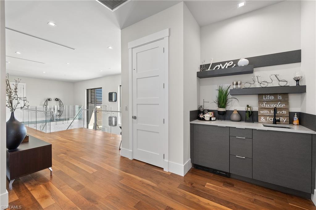 TOWN AND RIVER - Residential