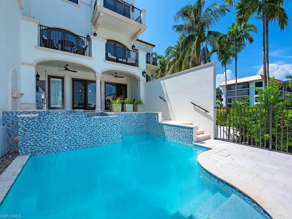 221 Harbour DR 6