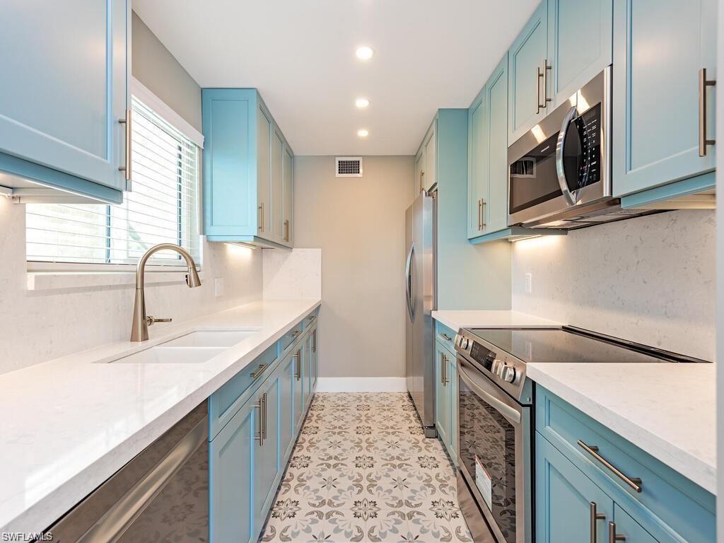 YACHT HARBOR MANOR - Residential