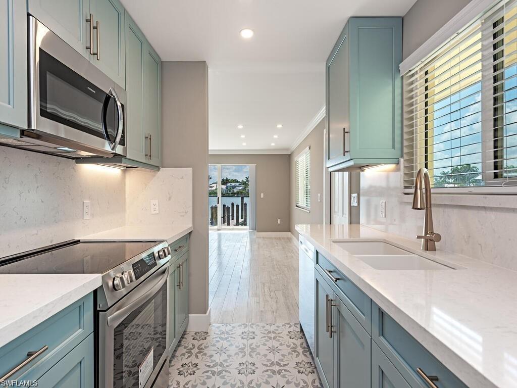 YACHT HARBOR MANOR - Residential