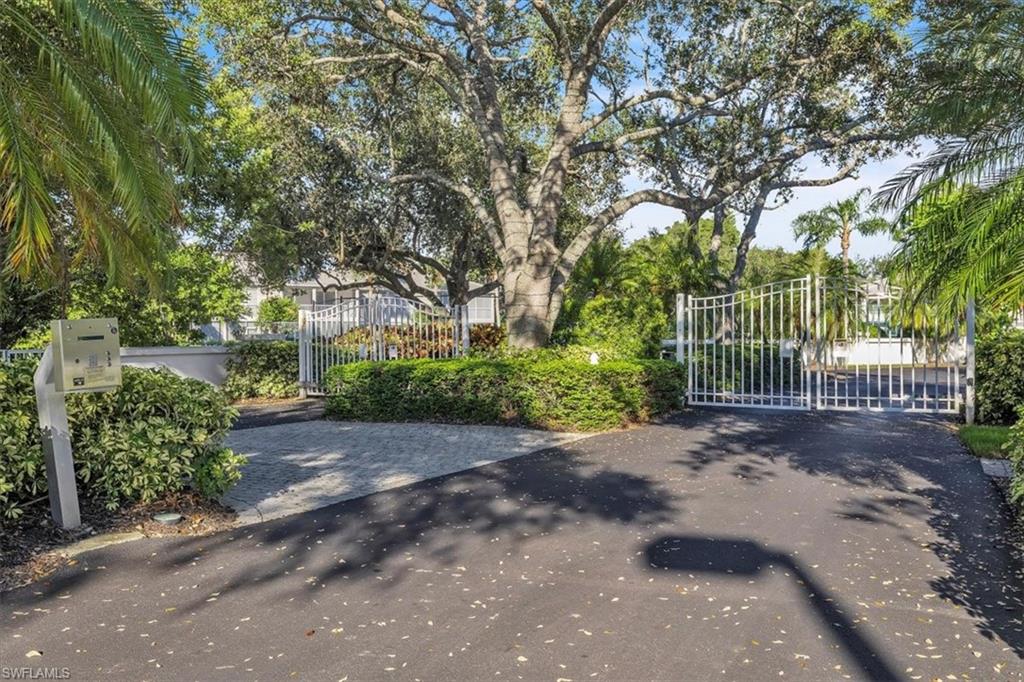 TWELVE OAKS - Residential