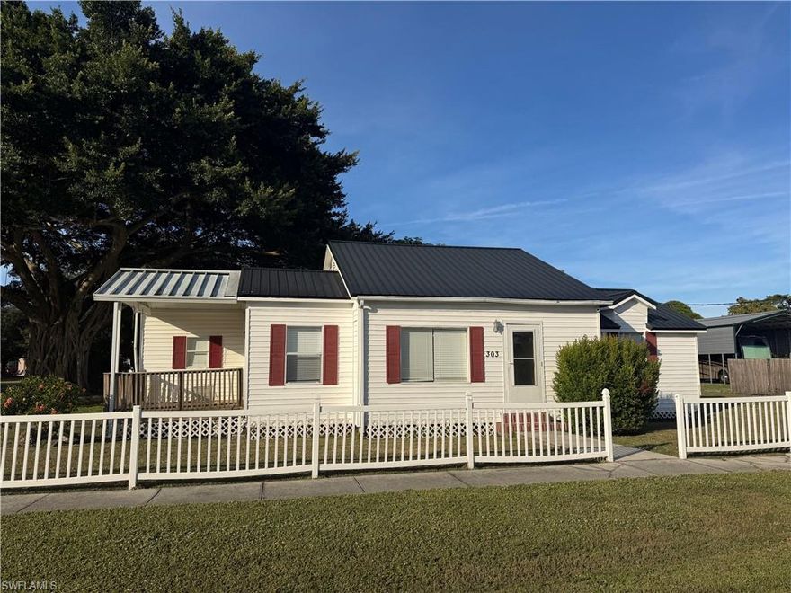 Seller pays $7500 to Buyer's credit. 3 Bedroom / 2 bath home with partial fenced yard, screened lanai, and shed ! Located in the heart of Clewiston with walking distance to the tennis courts, library, and city pool.