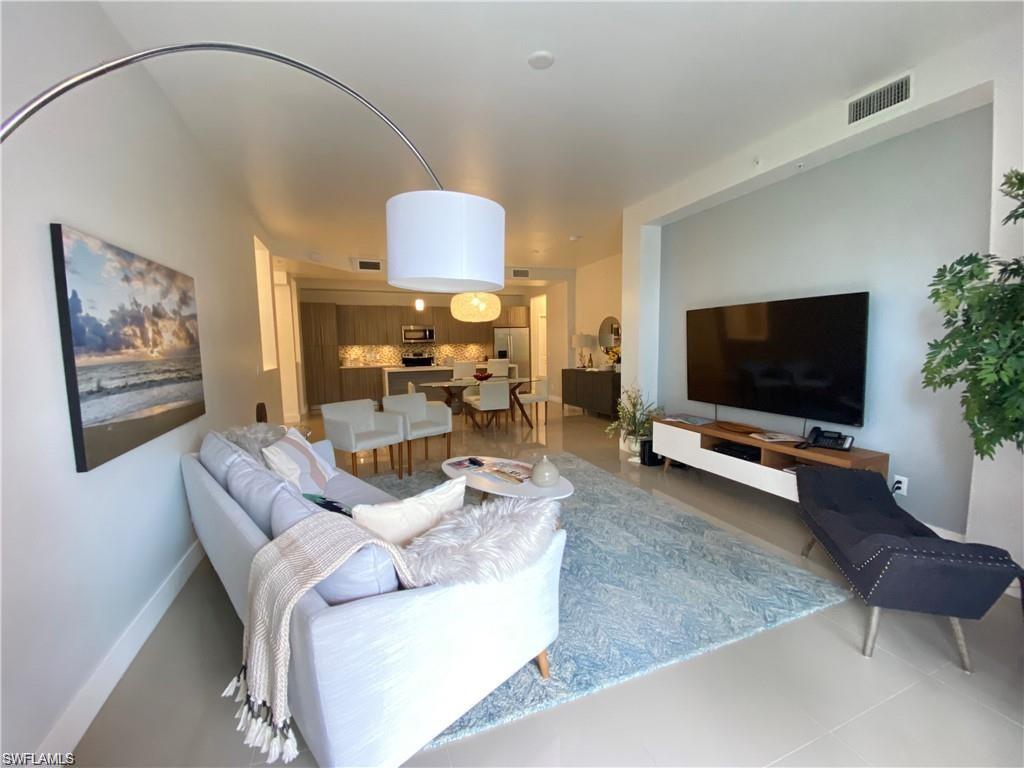 ROYAL POINTE - Residential