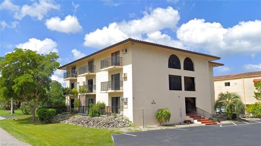 VERY NICE SECOND FLOOR UNIT WITH TENNANT IN PLACE GREAT INVESTMENT PROPERTY,CLOSE TO THE BEACH AND RESTAURANTS HOA INCLUDE  WATER,ELECTRIC,CABLE.