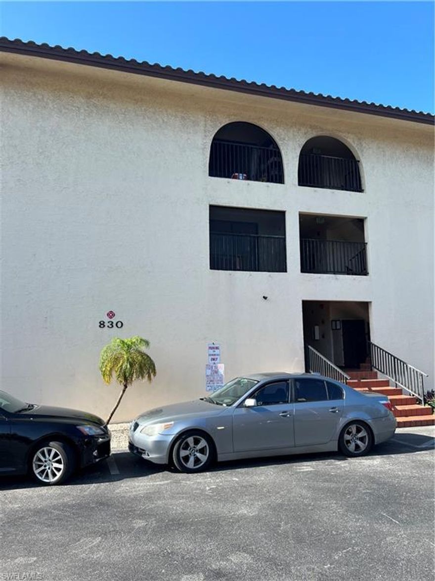 VERY NICE SECOND FLOOR UNIT WITH TENNANT IN PLACE GREAT INVESTMENT PROPERTY,CLOSE TO THE BEACH AND RESTAURANTS HOA INCLUDE  WATER,ELECTRIC,CABLE.