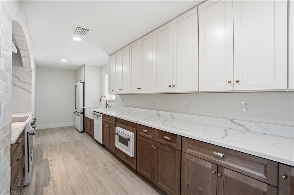 LA CHELLE MANOR - Residential