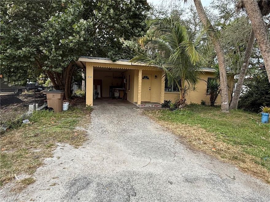 Looking for an Investor or handyman special in a great area ? Just a short drive away from Downtown Fort Myers and I-75. Nice yard with beautiful mature oaks!