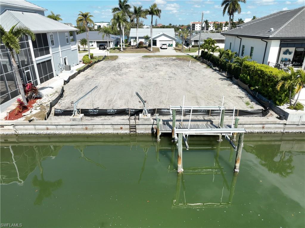 LITTLE HICKORY SHORES - Land