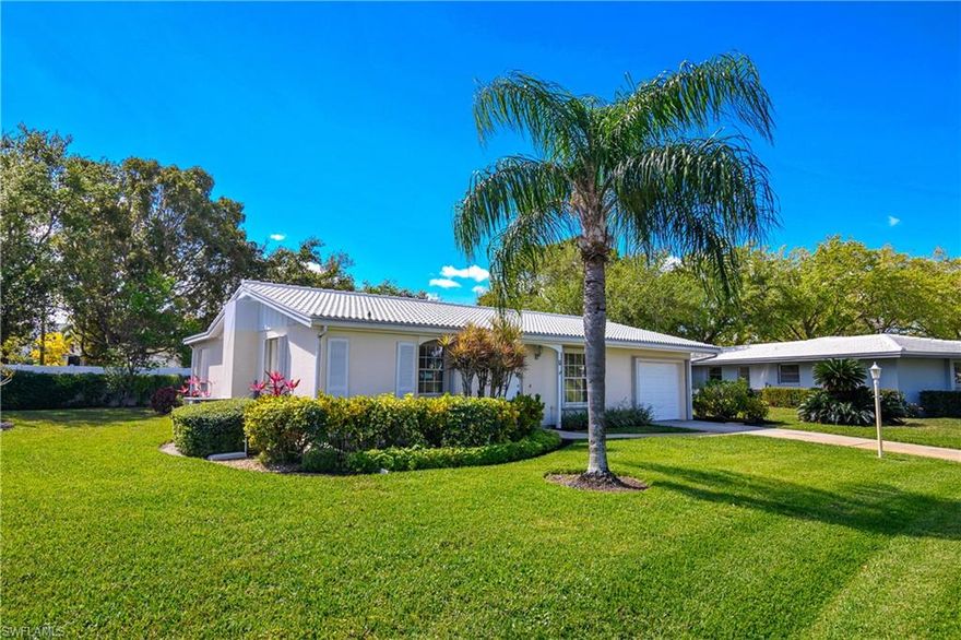 GREAT NAPLES LOCATION IS CLOSE TO THE SANDY BEACHES OF THE GULF OF MEXICO AND OLDE NAPLES, WHICH OFFERS A WIDE CHOICE OF RESTAURANTS AND UNIQUE SHOPS.