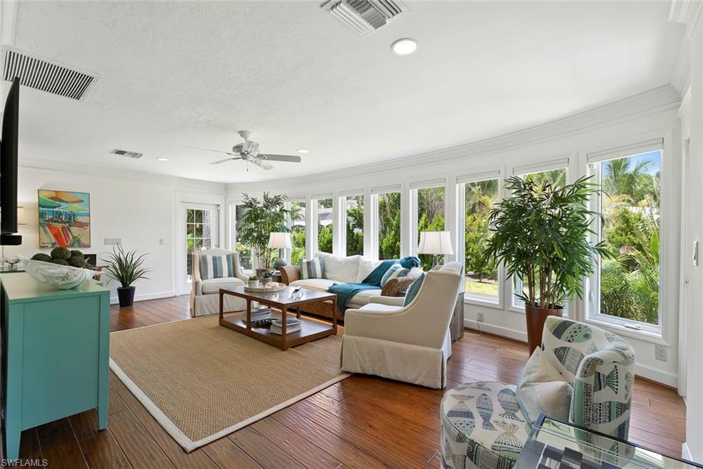 2700 Treasure LN