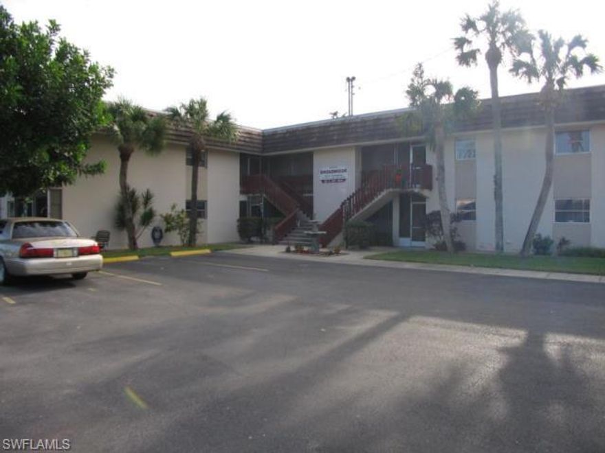 Ground floor, manicured lawn, pool, parking, screened lanai. Very close to the Immokalee Casino. 55 plus complex
Tenant just left. Nice unit. Needs updating.