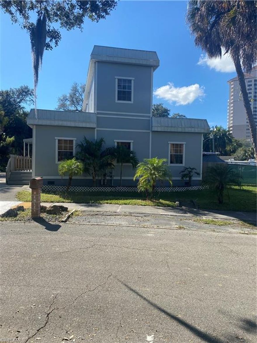 2300 sq ft. 2 Story Commercial Building for lease within walking distance to downtown, Live and work in this building. Located between McGregor Blvd and W 1st Street. 5 partitioned office and one upstairs, Conferencing Facility, Storage Space, Hardwood Floors, 6 Parking spaces, Kitchen and reception area. This can be used as a day SPA, Lawyers office, Title company etc so many opportunities for a new or established business close to downtown Fort Myers.