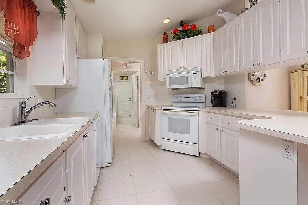 ISLAND WALK - Residential Lease