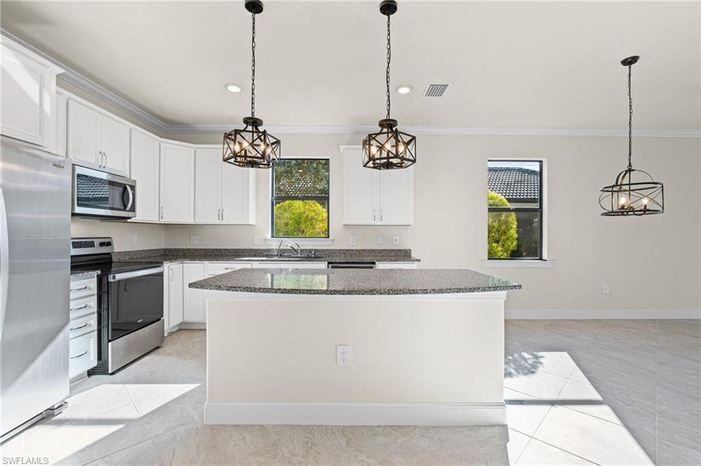 HAMPTON LAKES - Residential