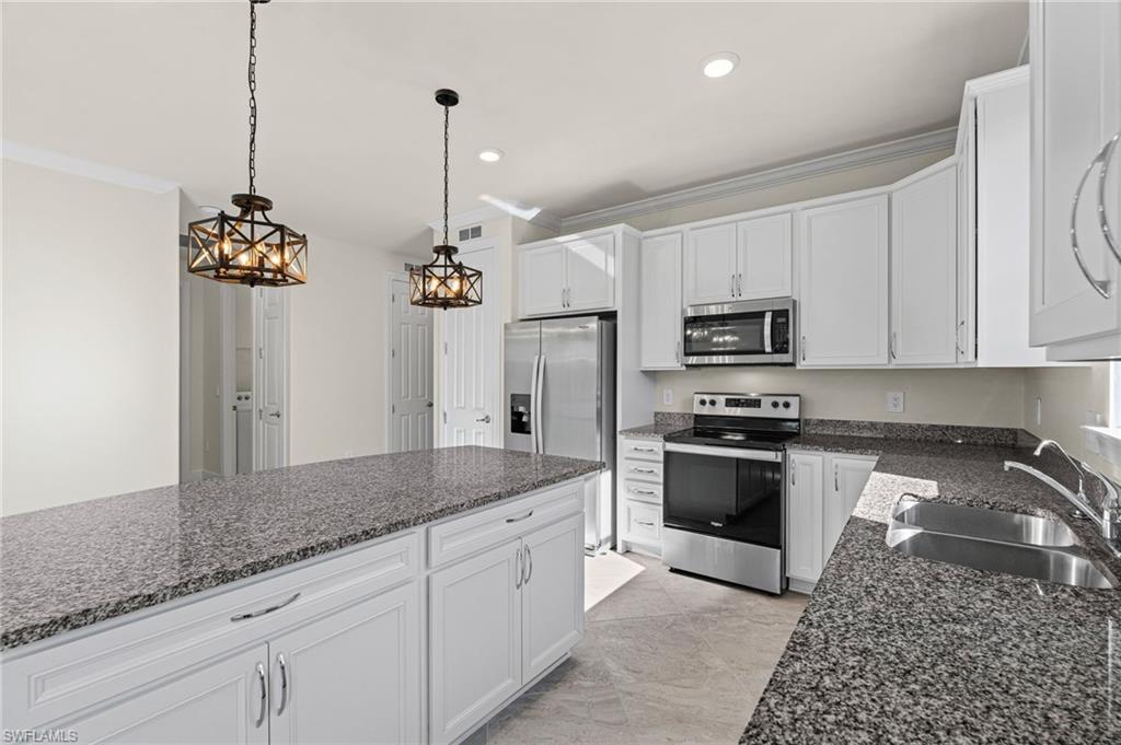 HAMPTON LAKES - Residential