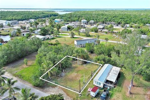 102 Egret LN EVERGLADES CITY FL 34139