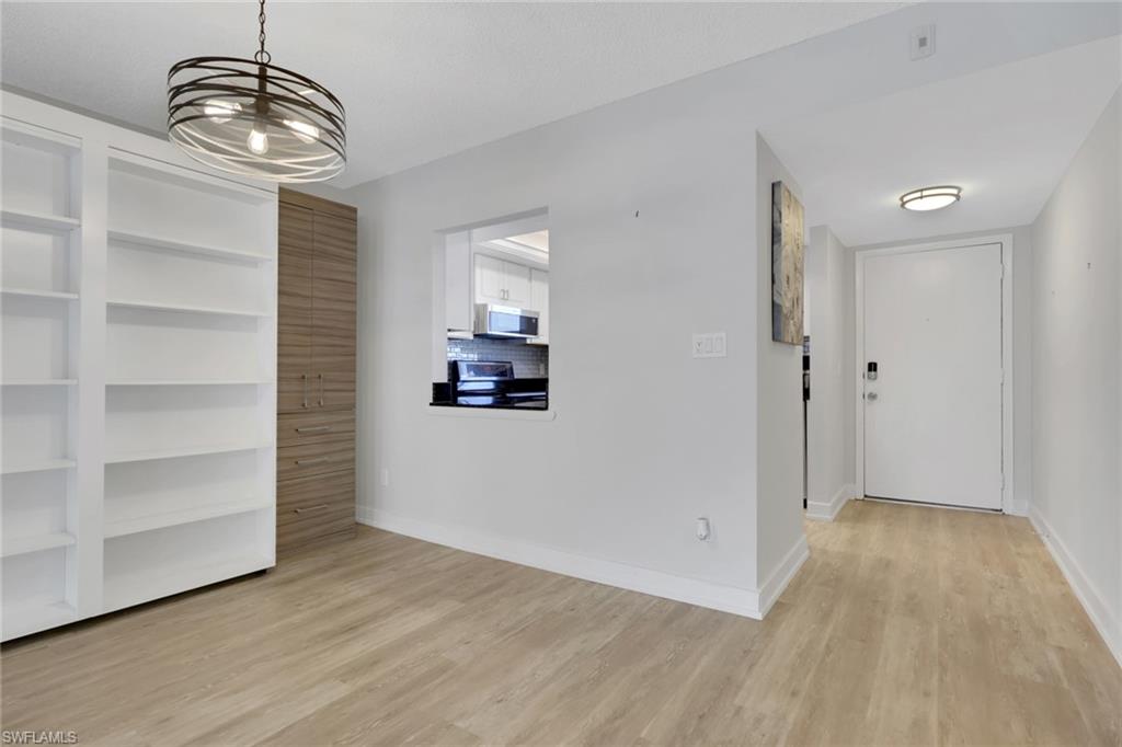 COUNTRY CLUB MANOR - Residential