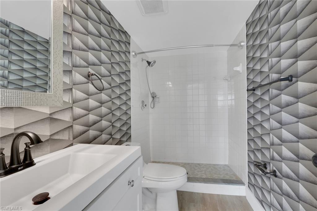 COUNTRY CLUB MANOR - Residential