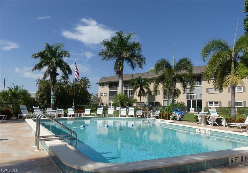 COUNTRY CLUB MANOR - Residential