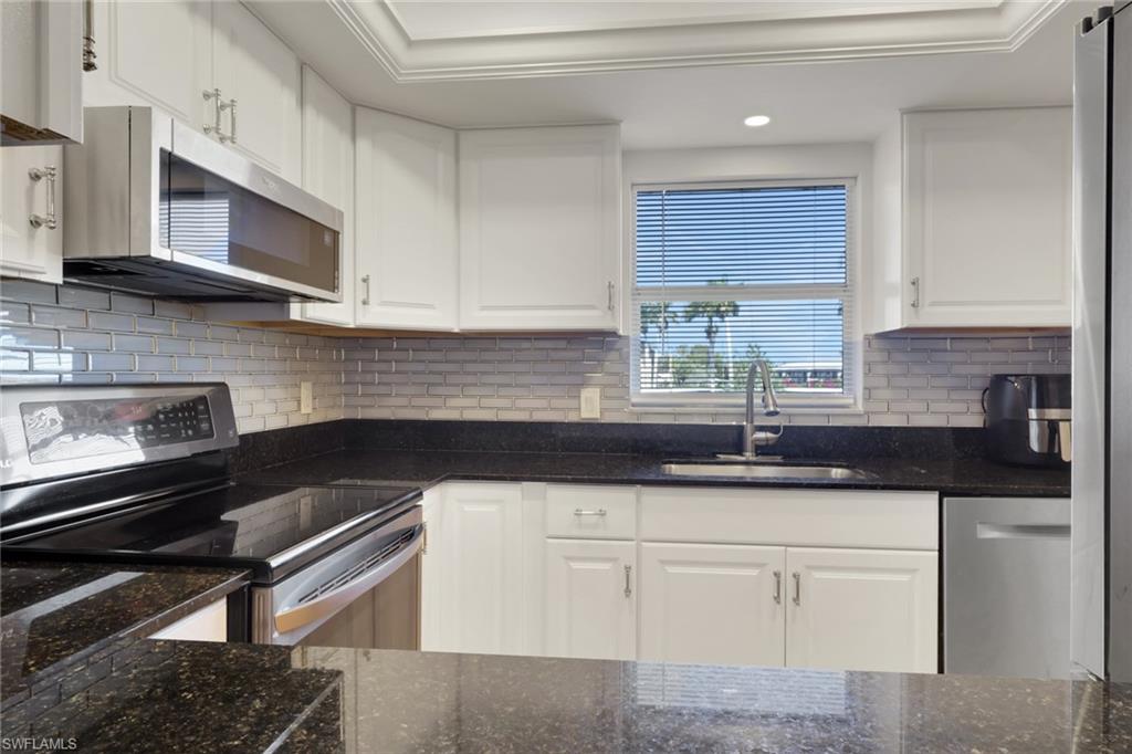 COUNTRY CLUB MANOR - Residential