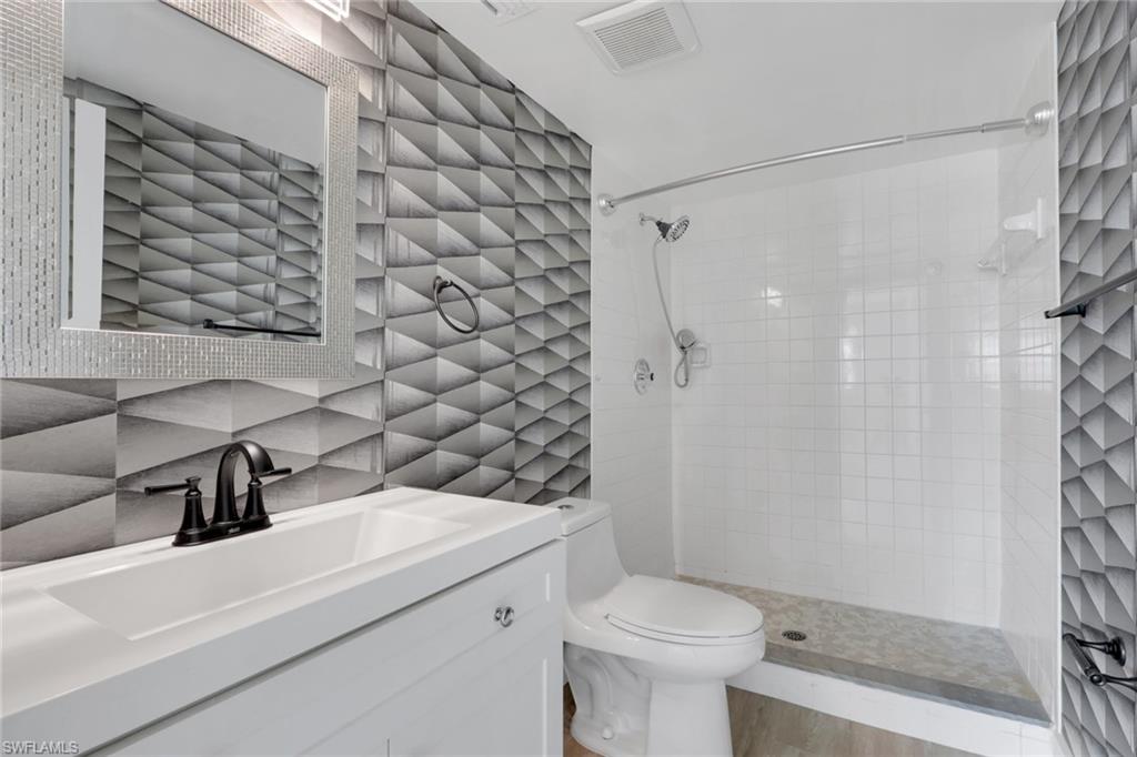 COUNTRY CLUB MANOR - Residential