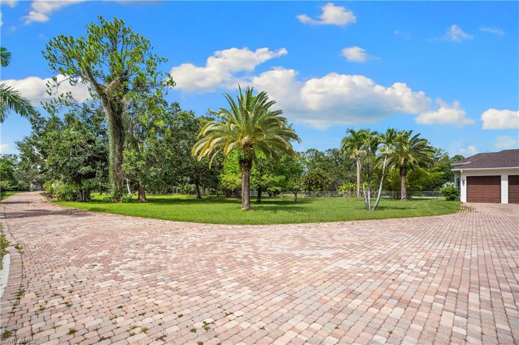6521 Livingston Woods LN