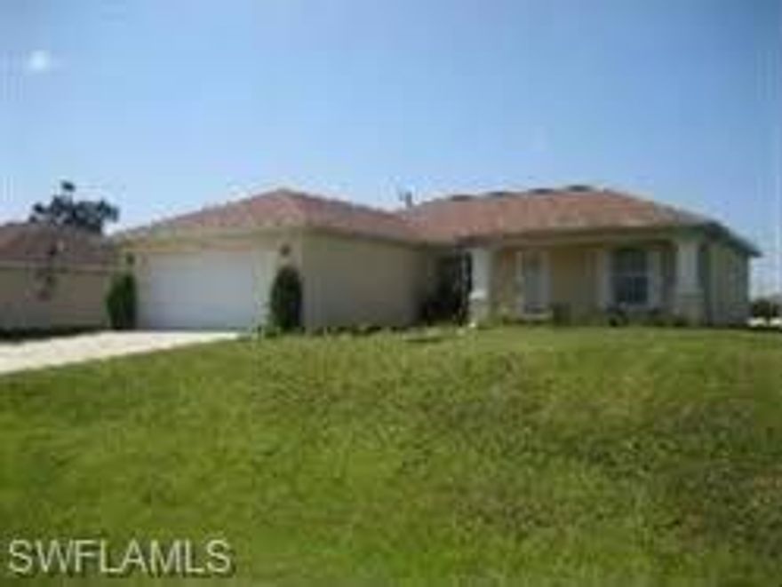 Cape Coral Home for sale! 3/2/2 home in beautiful NE Cape Coral Fl! Close to everything! Set up your private viewing today! This one will not last long!!!!