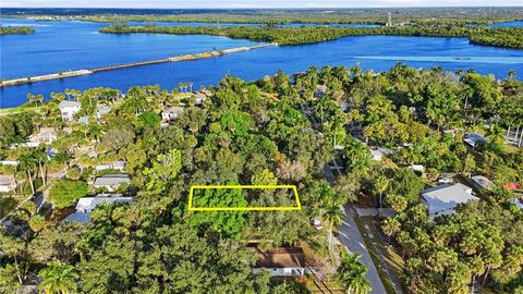 228 Delray AVE FORT MYERS FL 33905