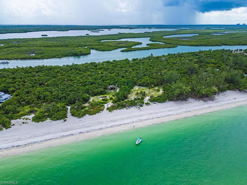 KEEWAYDIN ISLAND - Land