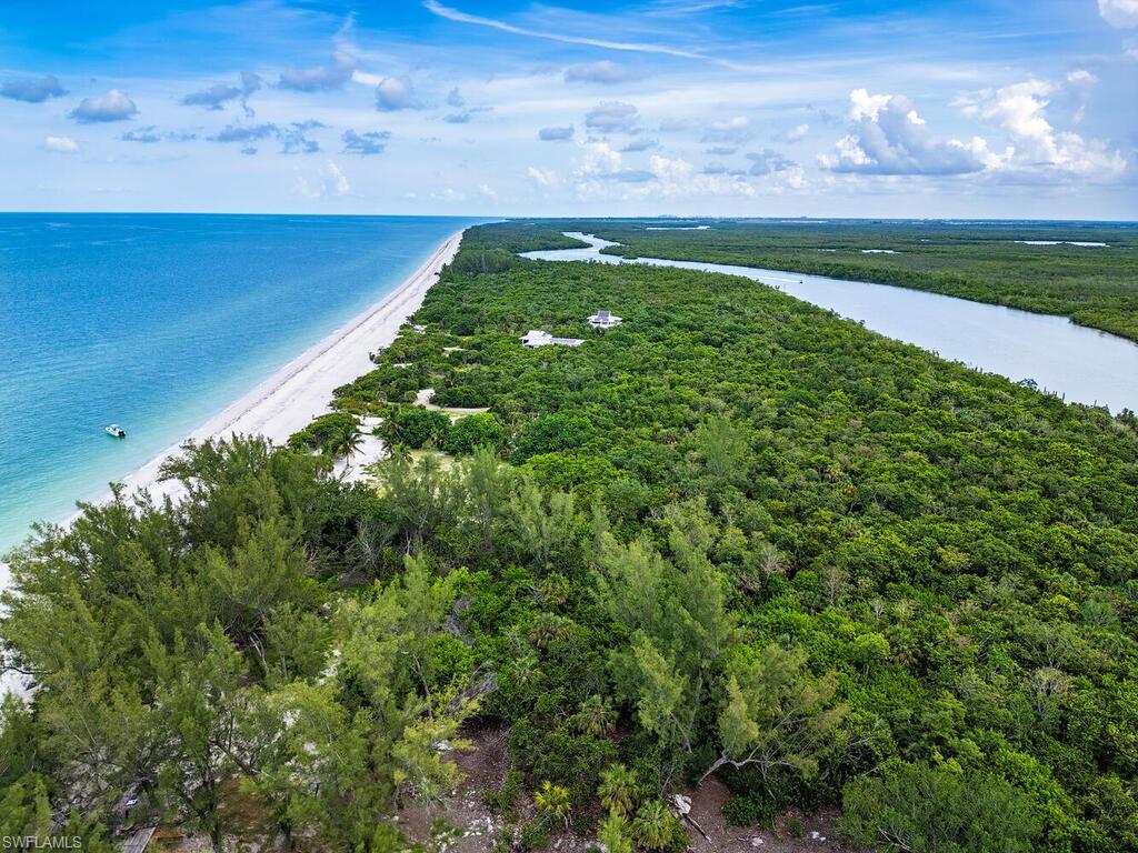 KEEWAYDIN ISLAND - Land