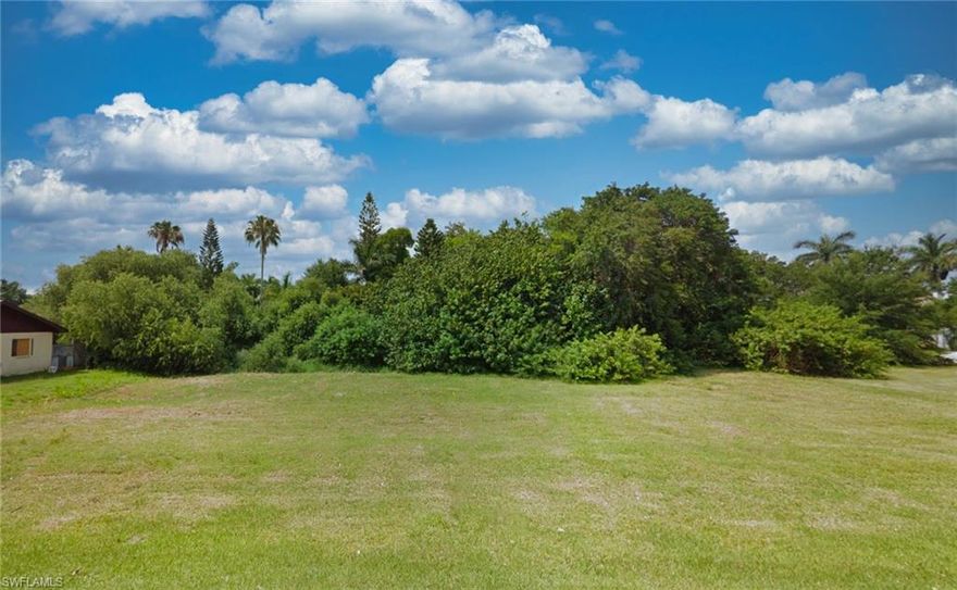 Nearly 1 Acre Cleared Lot – Build Your Vision Minutes from Downtown Fort Myers.
This spacious property offers excellent potential for builders, investors, or buyers looking to create a private estate or future development opportunity. Conveniently located near Downtown Fort Myers, this versatile lot is positioned in an area experiencing continued growth in Southwest Florida. Land with endless possibilities.

Lote de casi 1 acre mayormente despejado – Construya su visión a minutos del Downtown de Fort Myers.
Este amplio terreno ofrece gran potencial para constructores, inversionistas o compradores que desean desarrollar una residencia privada o un proyecto futuro. Ubicado cerca del Downtown de Fort Myers, se encuentra en una zona con crecimiento continuo en Southwest Florida. Terreno con infinitas posibilidades.
