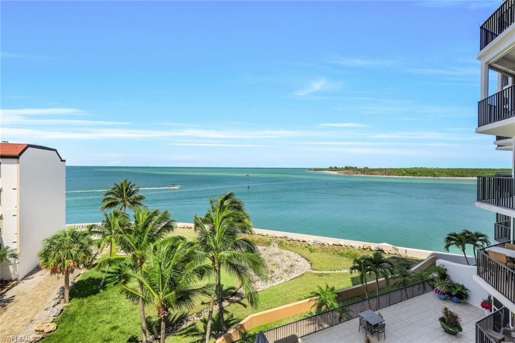 TWIN DOLPHINS - Residential