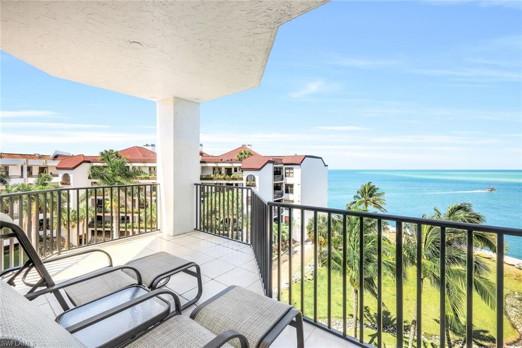 TWIN DOLPHINS - Residential