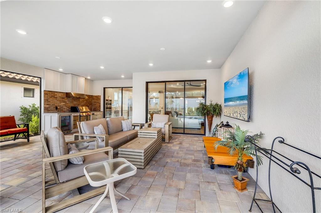 ESPLANADE LAKE CLUB - Residential