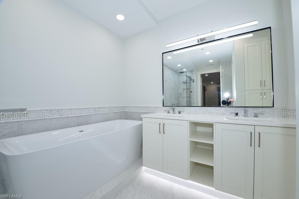 THE RESIDENCES AT COCONUT POINT - Residential Lease