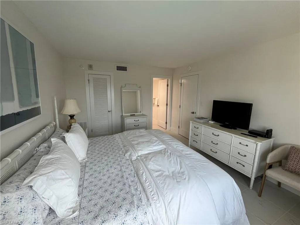 Naples, Florida 34103, United States, 1 Bedroom Bedrooms, ,2 BathroomsBathrooms,Residential,Pending,27913