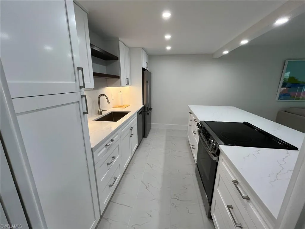 Naples, Florida 34103, United States, 1 Bedroom Bedrooms, ,2 BathroomsBathrooms,Residential,Pending,27913