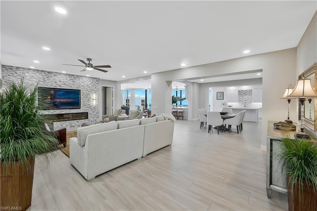 5000 Royal Marco WAY PH-931
