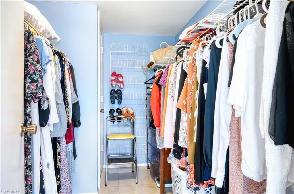 COUNTRY CLUB MANOR - Residential