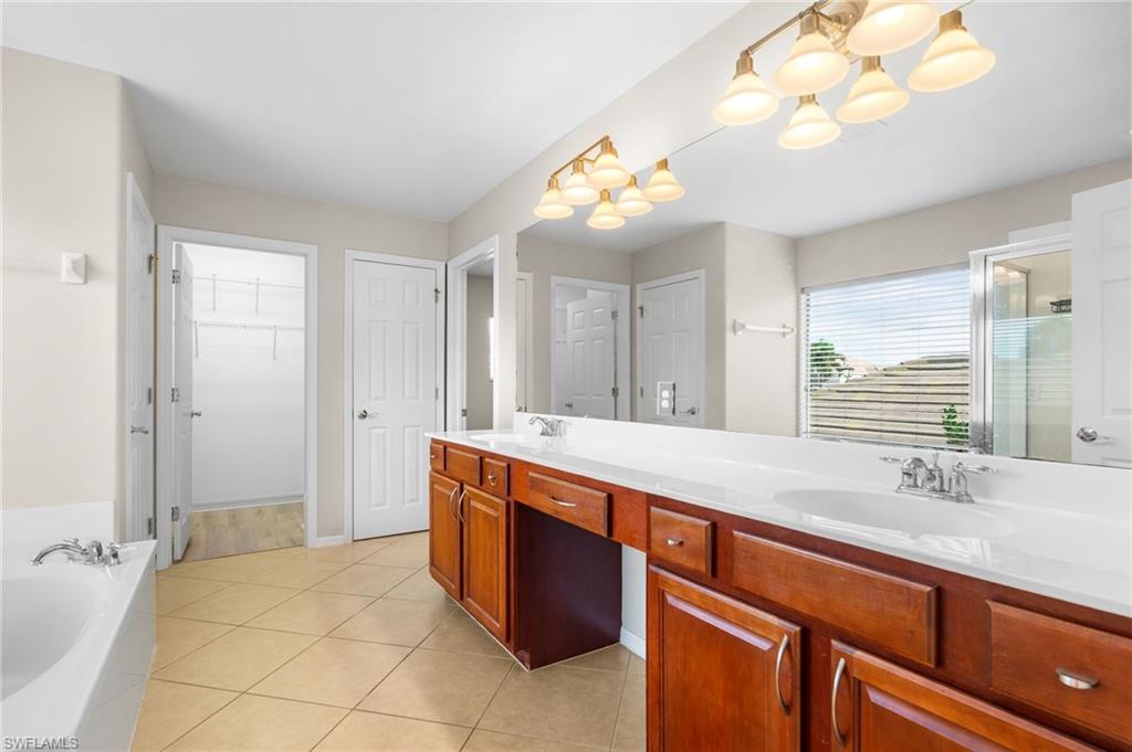 HAMPTON LAKES - Residential