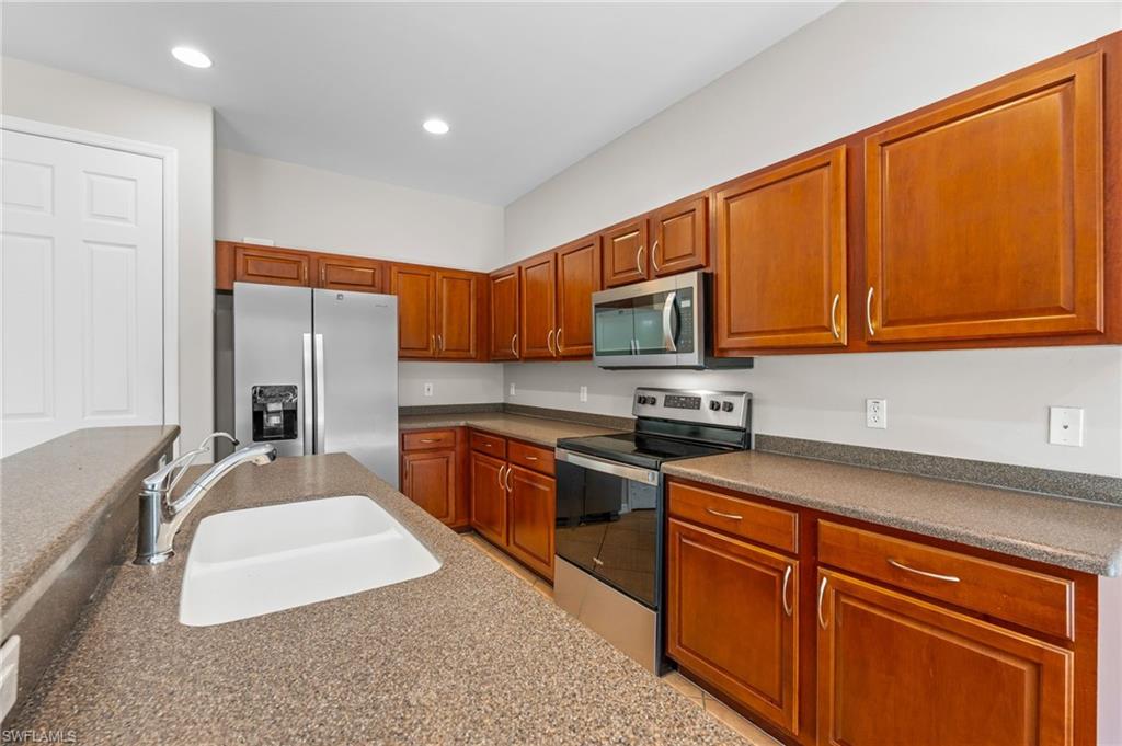 HAMPTON LAKES - Residential