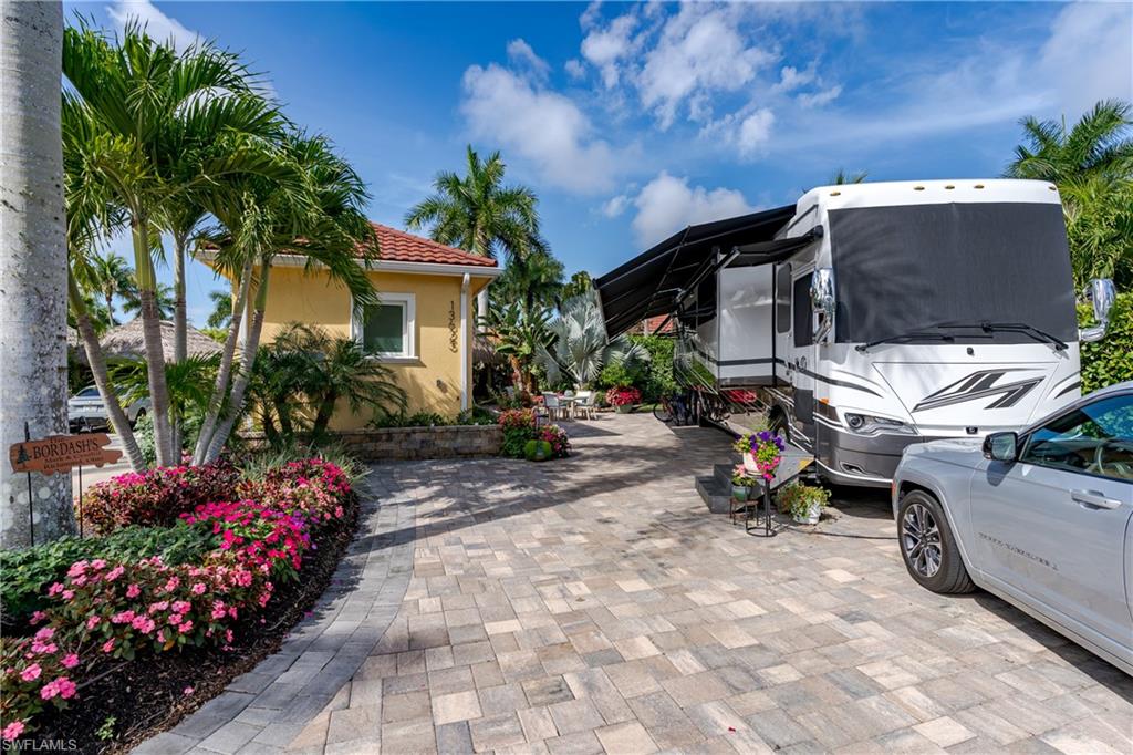 NAPLES MOTORCOACH RESORT - Land