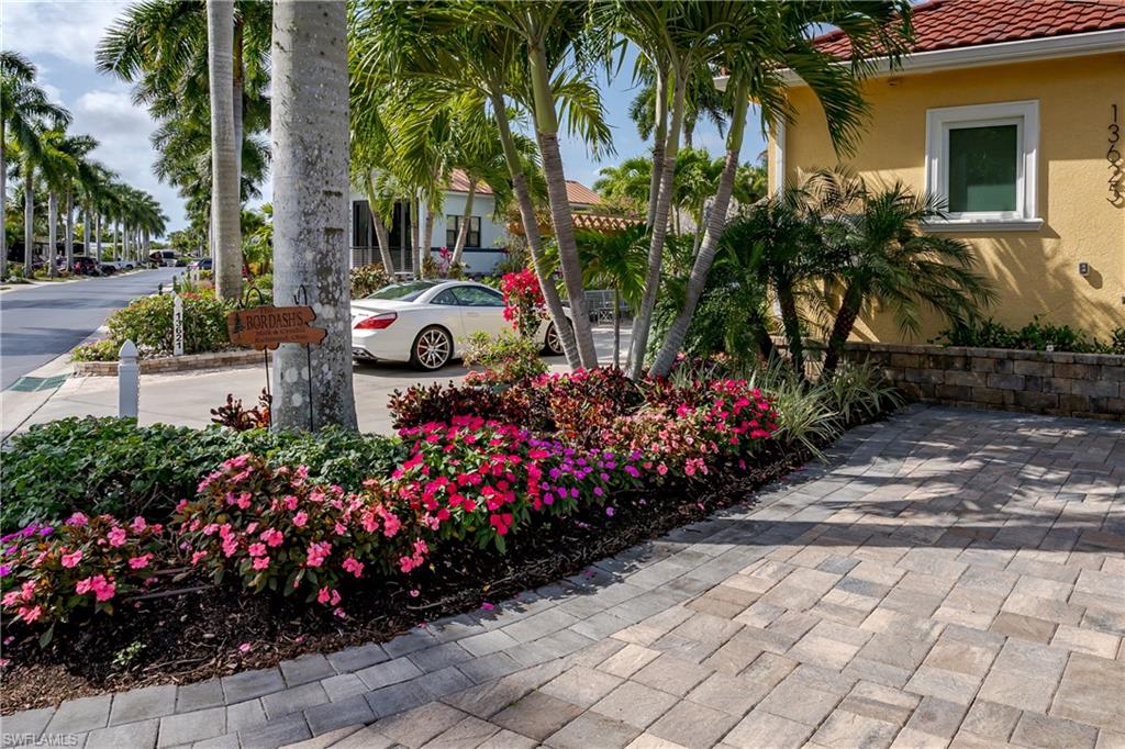 NAPLES MOTORCOACH RESORT - Land