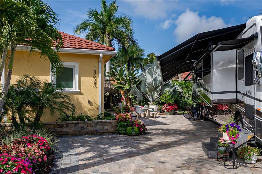 NAPLES MOTORCOACH RESORT - Land