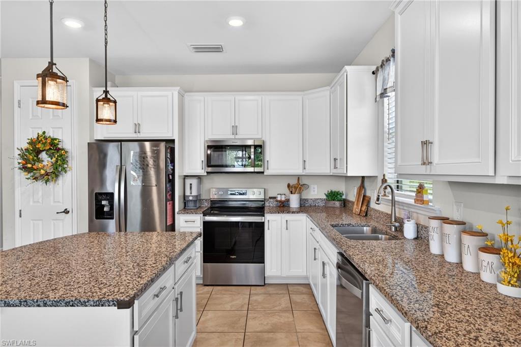 HAMPTON LAKES - Residential