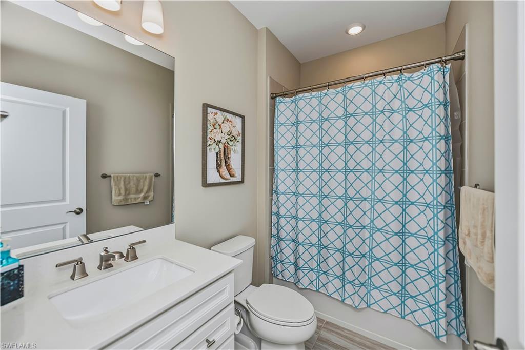 HAMPTON LAKES - Residential