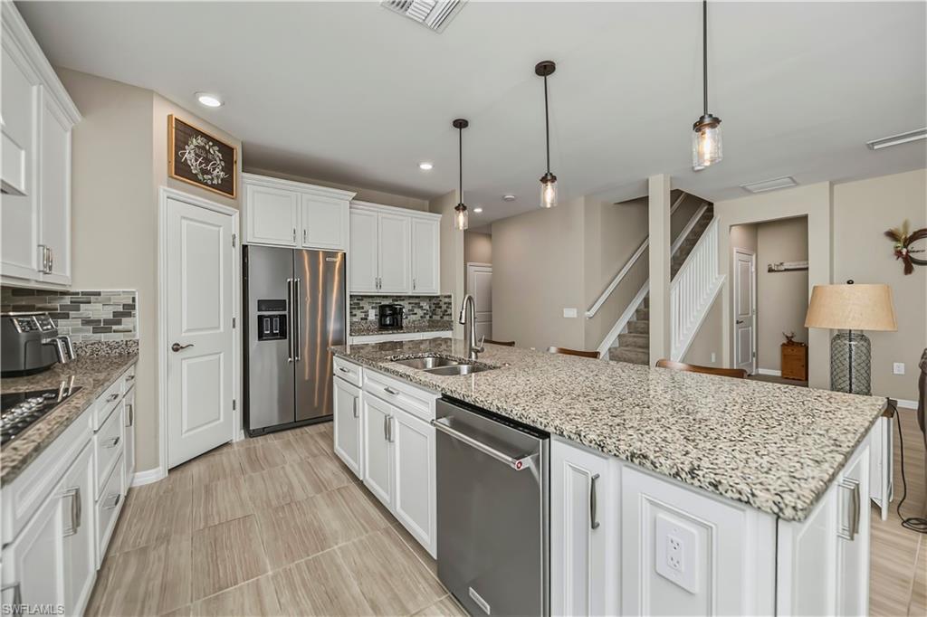 HAMPTON LAKES - Residential