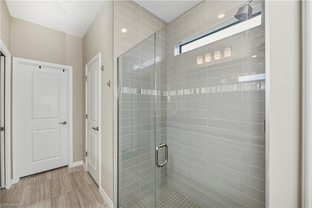 HAMPTON LAKES - Residential