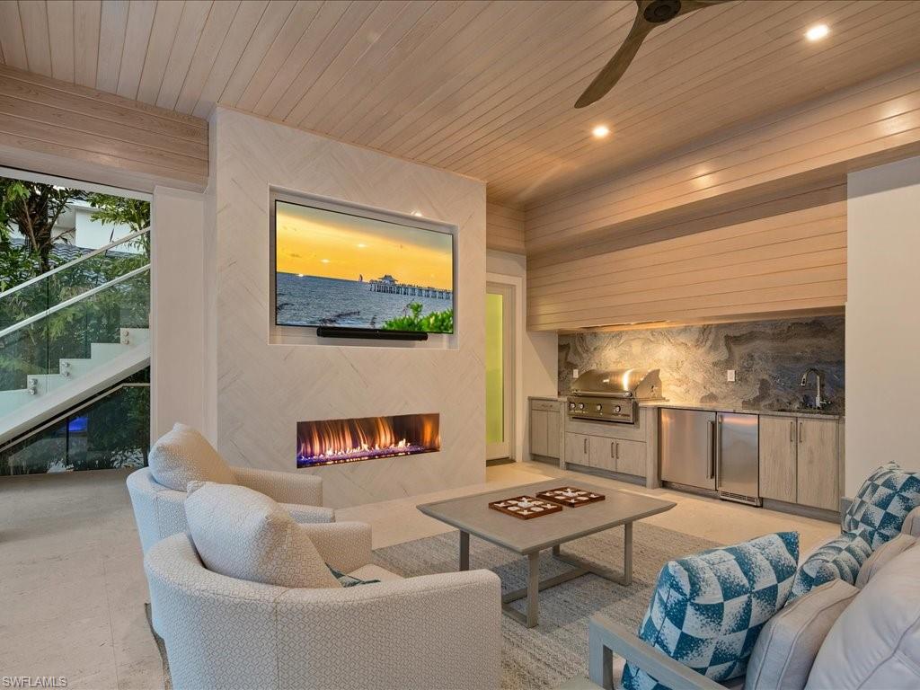 MOORINGS - Residential