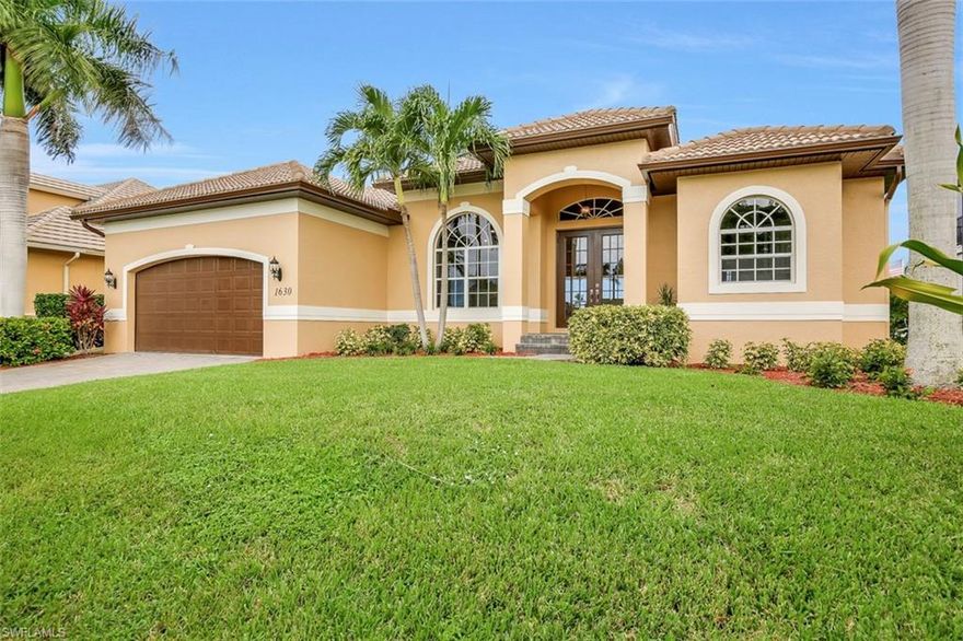 Great opportunity for a 4 bedroom 3 bath home built in 2004, with updated kitchen and baths in 2016.   Kitchen boasts KitchenAid stainless steel appliances, wood look tile and a large island perfect for entertaining!  Perfect for investment property or personal residence. 
Short distance to Marco Walk for dining and shopping and Winterberry beach access.